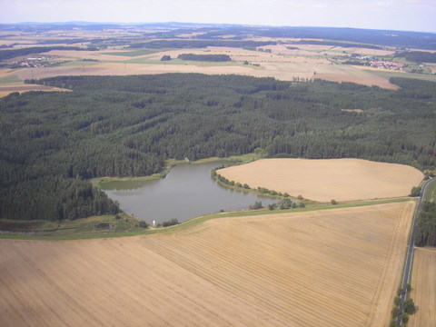 Tandemáci Ivoš s Gábinou nakonec pistávali a vedle Jihlavy, kousek ped dálnicí (pesn Kamenice)